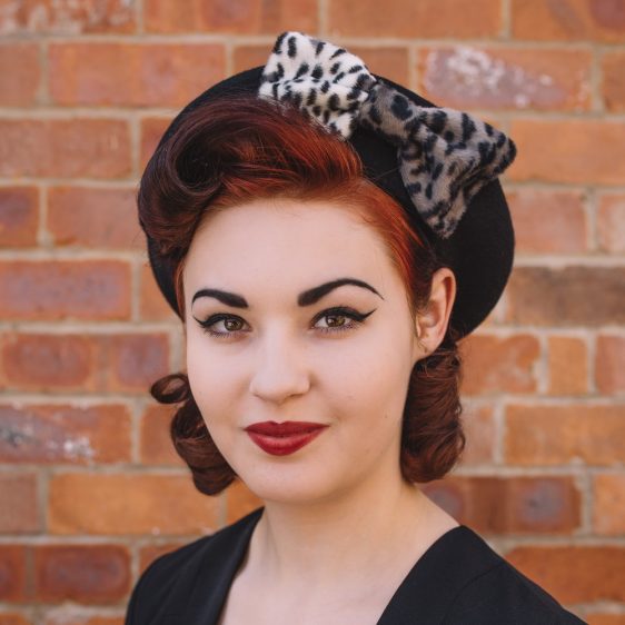 Black Beret Grey Leopard Fake Fur Bow angle