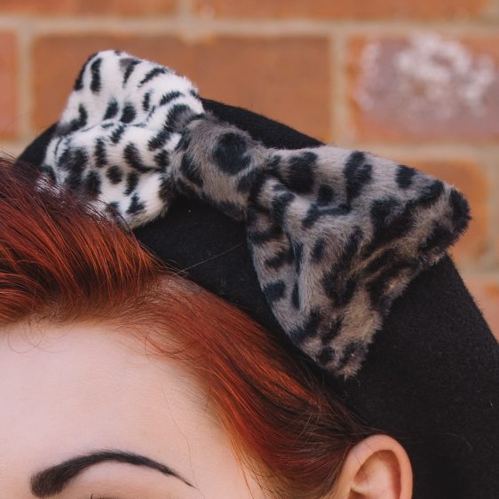 Black Beret Grey Leopard Fake Fur Bow detail2