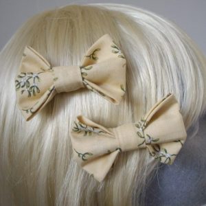 Cream Christmas Mistletoe Bow Hair Clip detail2